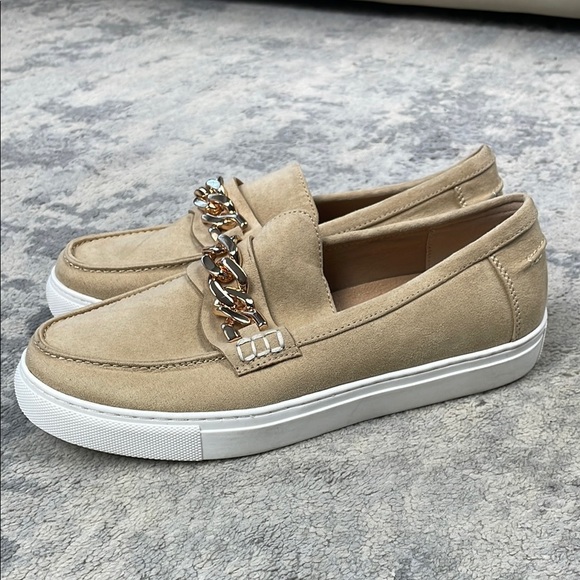 Urban Sport by J Slides Lanna Moccasin Loafer Chain Accent Tan Faux Suede 8.5 - Picture 1 of 11